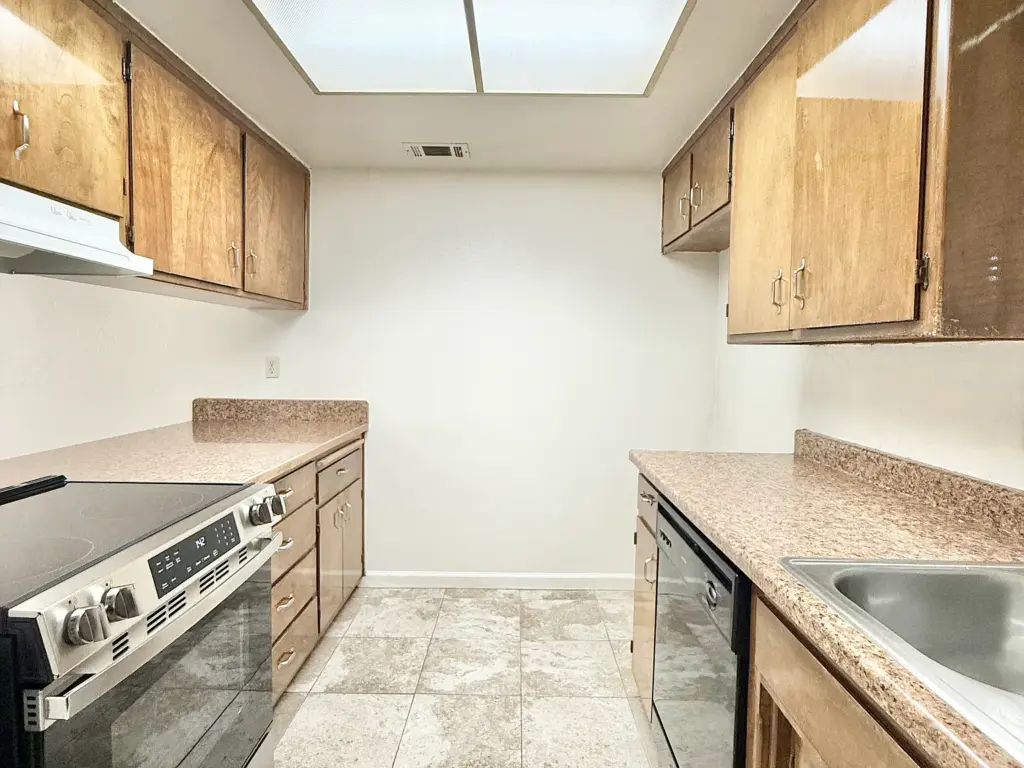 318 E Alameda St, Manteca, CA 95336